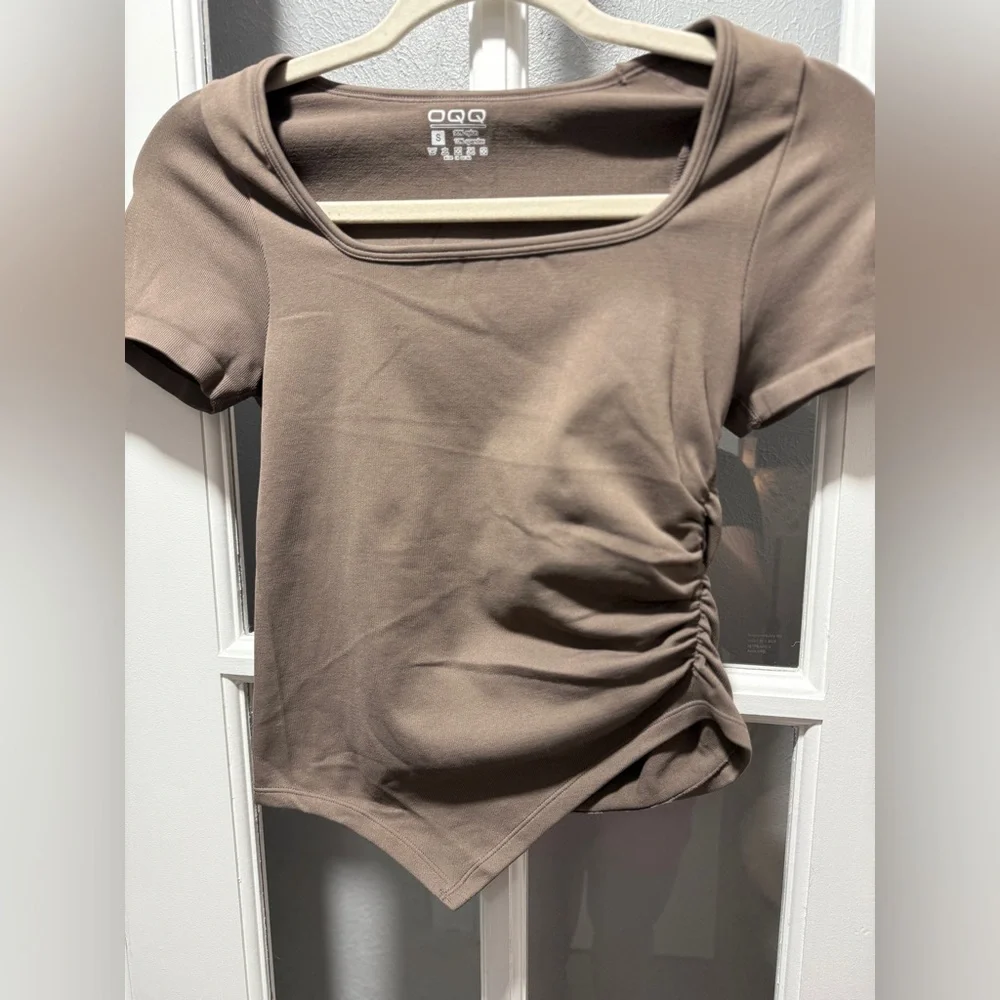 NWOT OQQ Short Sleeve Crew Neck Ruched Tee Shirt - Picture 4 of 9